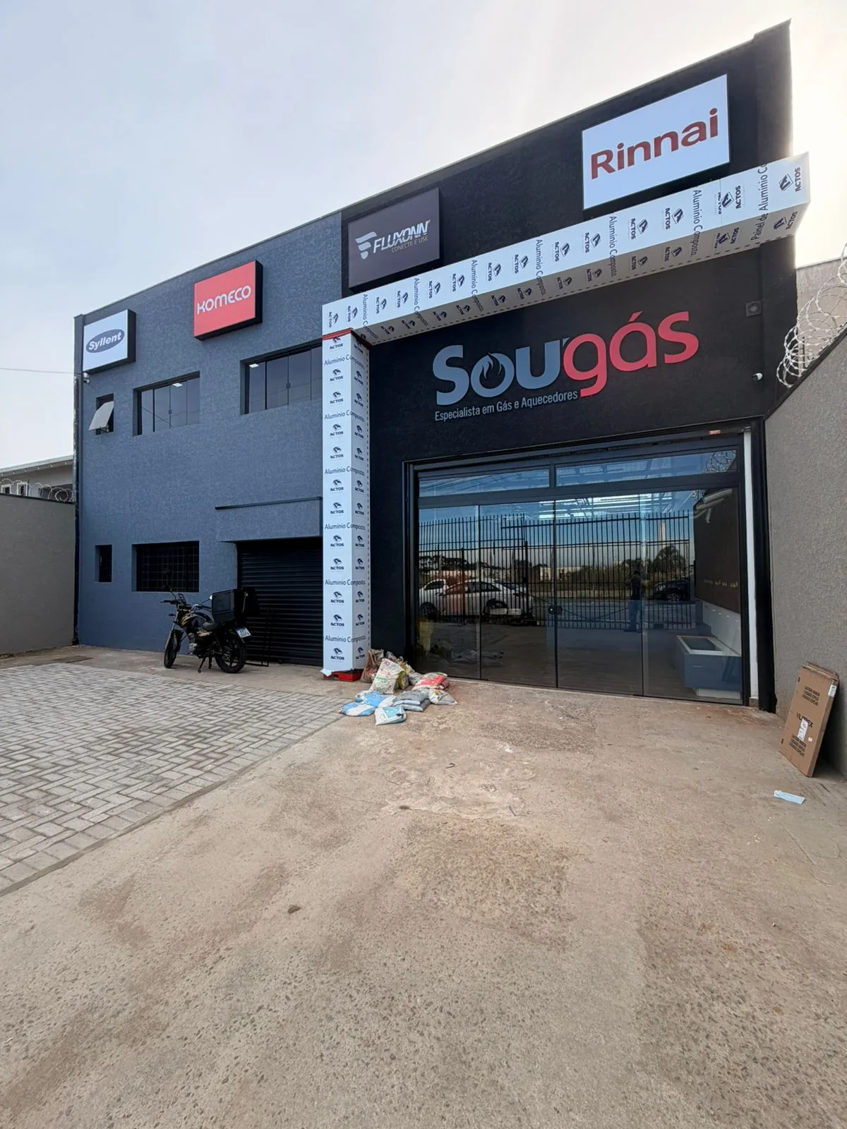 Fachada comercial finalizada da Sougas