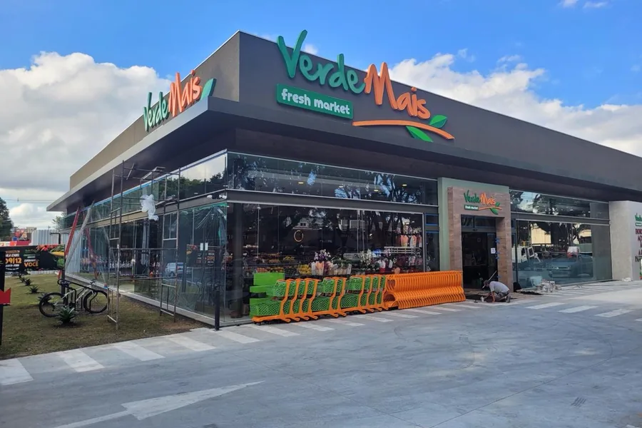 Fachada de obra comercial atendida pela AVERBE Engenharia no Paraná