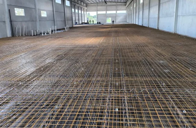 Piso industrial em execução para obra industrial da AVERBE Engenharia